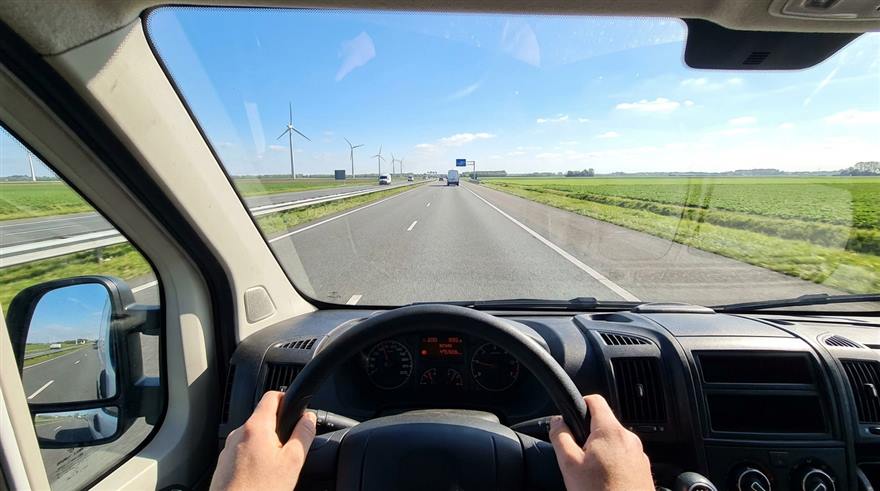 Onderweg op de snelweg met een huurbus